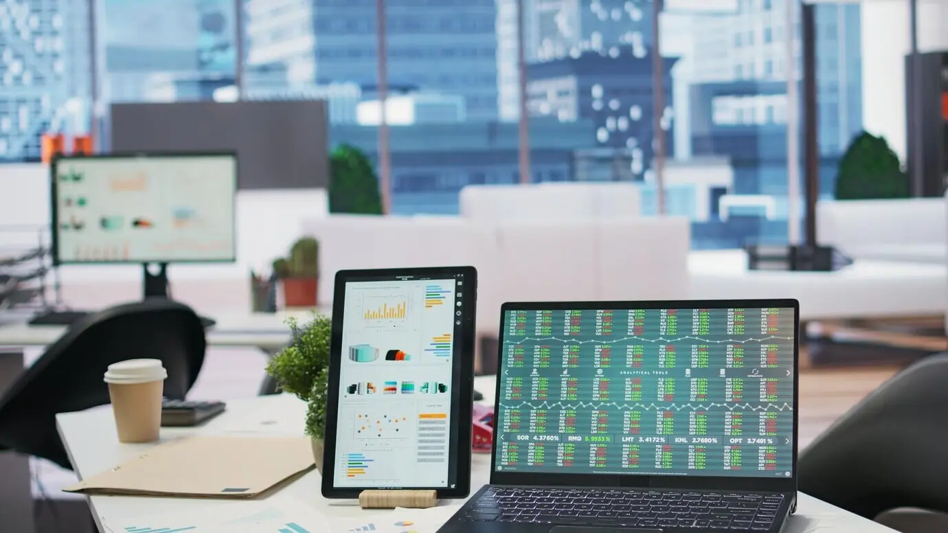 Leeres, modernes Büro, das als Hauptsitz einer finanziellen Versicherungsagentur genutzt wird.