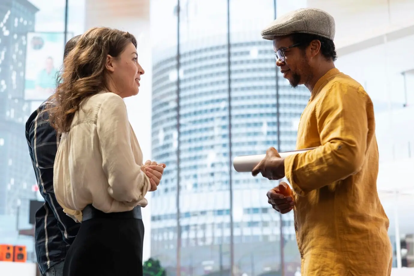 Firmenkunden und ein Immobilienmakler führen Verhandlungen über einen Leasingvertrag.